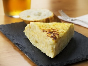 Tortilla de patatas con cebolla