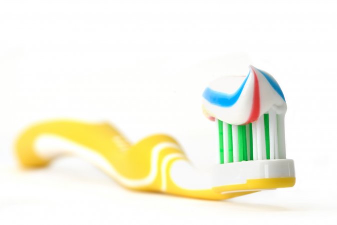 Cepillo de dientes y pasta de dientes